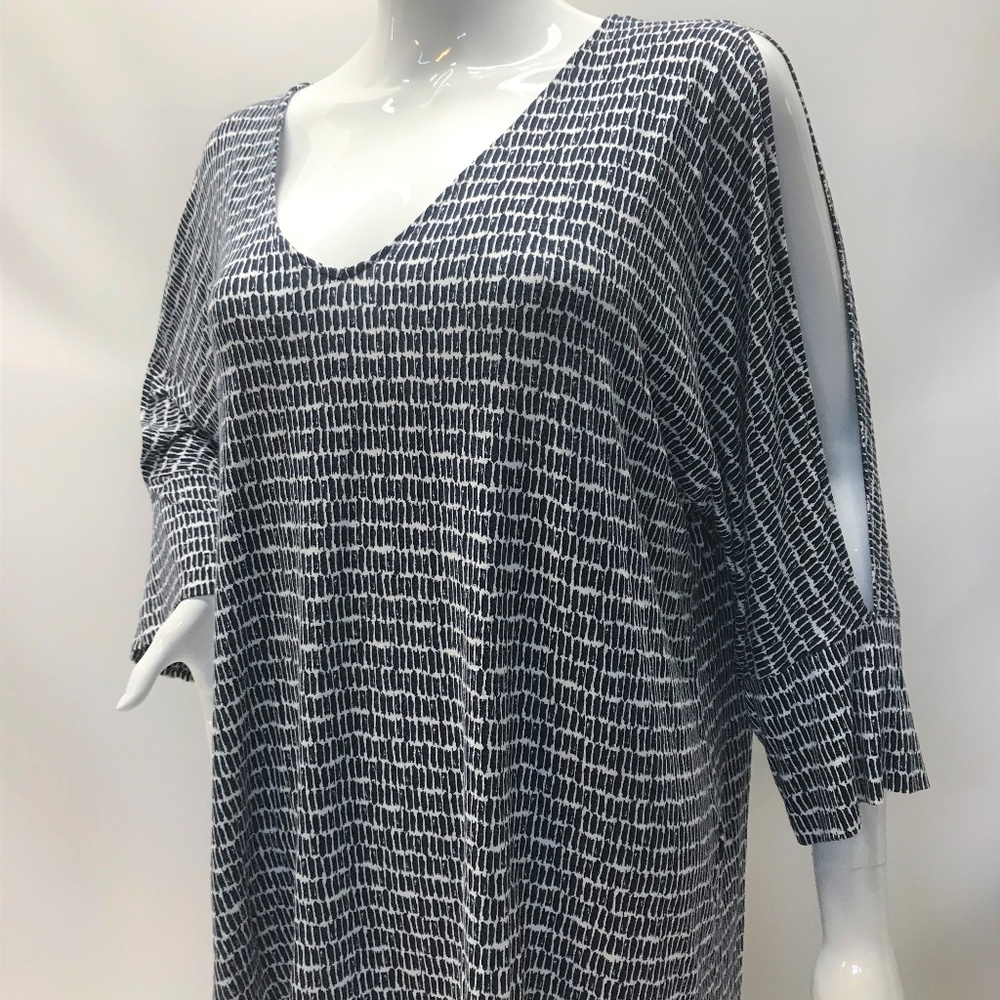 Banana Republic Navy & White Slit Sleeve Shirt